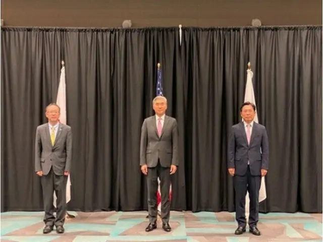 右から魯氏、キム氏、船越氏（外交部提供）＝（聯合ニュース）≪転載・転用禁止≫