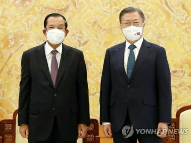 記念撮影を行う文大統領（右）とフン・セン首相＝１１日、ソウル（聯合ニュース）