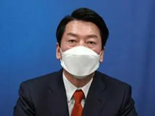妻の新型コロナウイルス感染に涙をこらえる安哲秀…「状態が良くない」=韓国