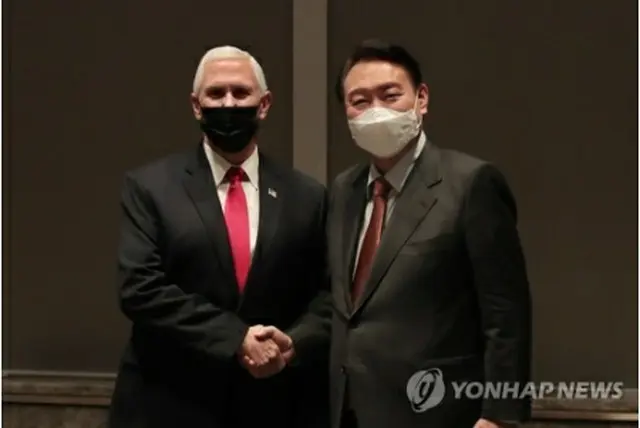 握手する尹氏（右）とペンス氏（国民の力提供）＝（聯合ニュース）≪転載・転用禁止≫