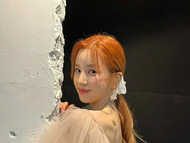 ガールズグループ「Apink」のパク・チョロンがカムバックを迎え、ファンに挨拶をした。（画像提供:wowkorea）