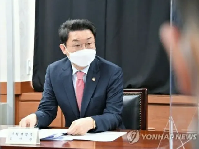 会議で発言する李億遠氏（企画財政部提供）＝（聯合ニュース）≪転載・転用禁止≫