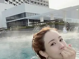 女優イ・ダヘ、温水プールでのんびり…マスクははずしても大丈夫？