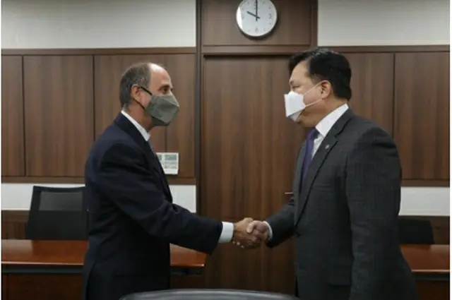統一部の崔領ジュン次官（右）と握手するキンタナ氏（同部提供）＝（聯合ニュース）≪転載・転用禁止≫