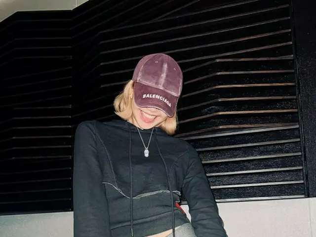 リサ（BLACKPINK）、帽子で顔を隠してもあふれ出すオーラ…ギターを持ってヒップに（画像提供:wowkorea）
