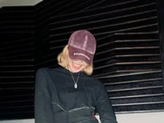 リサ（BLACKPINK）、帽子で顔を隠してもあふれ出すオーラ…ギターを持ってヒップに
