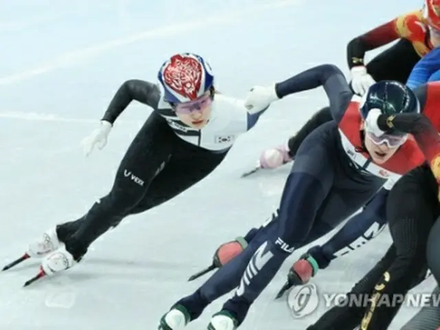 北京冬季五輪のスピードスケート・ショートトラック女子１５００メートル決勝で韓国の崔珉禎が金メダルを獲得した＝１６日、北京（聯合ニュース）