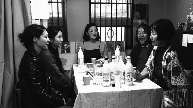 ホン・サンス監督の映画「小説家の映画」、ベルリン映画祭で審査員大賞＝恋人キム・ミニを壇上に呼び寄せ「感謝」（画像提供:wowkorea）