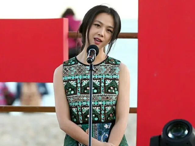 中国女優タン・ウェイ、夫キム・テヨン監督との別居説を一蹴？家族3人の足の写真を投稿（画像提供:wowkorea）