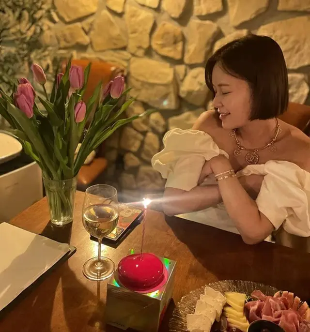 ”第二子妊娠”女優ファン・ジョンウム、変わらない美貌…「果敢なオフショルダースタイル」（画像提供:wowkorea）