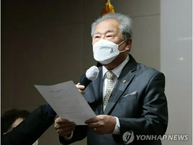 臨時総会に先立ち謝罪の弁を述べるホ・ヒョン副会長＝１８日、ソウル（聯合ニュース）