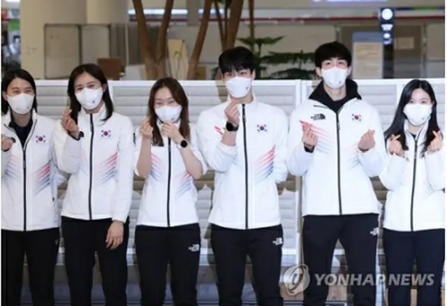 仁川空港に帰国したショートトラックの韓国選手団＝１８日、仁川（聯合ニュース）
