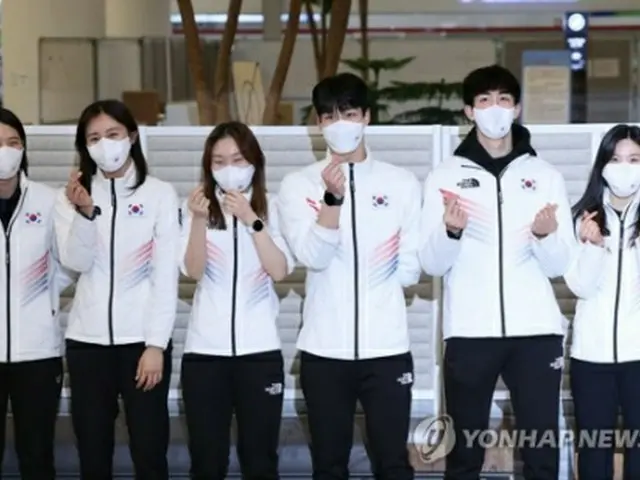 仁川空港に帰国したショートトラックの韓国選手団＝１８日、仁川（聯合ニュース）