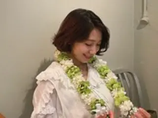 “第一子妊娠中”女優パク・シネ、結婚後初の誕生日を迎えショートヘアまぶしい近況ショットでファンたちに感謝