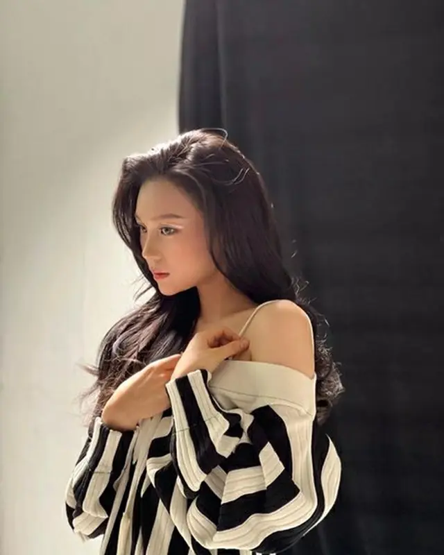 「GFRIEND」から再デビューした3人組ガールズグループ「VIVIZ」のオムジが華やかな美しさを披露した。（画像提供:wowkorea）