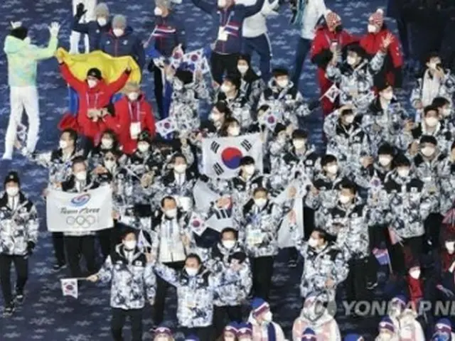 閉会式で入場する韓国選手団＝20日、北京（聯合ニュース）