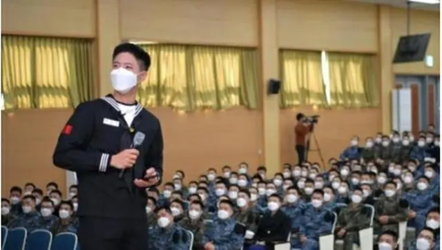 海軍の訓練兵に軍生活のアドバイスをするパクさん（国防日報提供）＝（聯合ニュース）≪転載・転用禁止≫