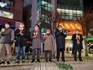 「もう余力ない」…ろうそくを手にデモを行う自営業者たち＝韓国報道