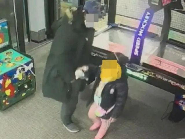 「娘の前で窃盗」…ゲームセンターでGalaxy Tabを盗む男が物議に＝韓国（画像提供:wowkorea）