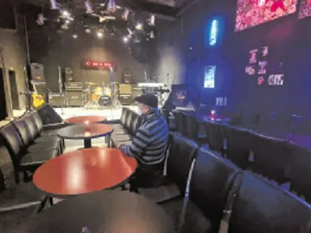 21日、韓国ソウルのあるライブカフェの店主が誰もいない店内で営業を続けている様子（画像提供:wowkorea）