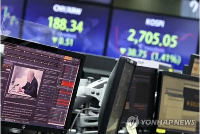 ハナ銀行本店のディーリングルーム＝２２日、ソウル（聯合ニュース）