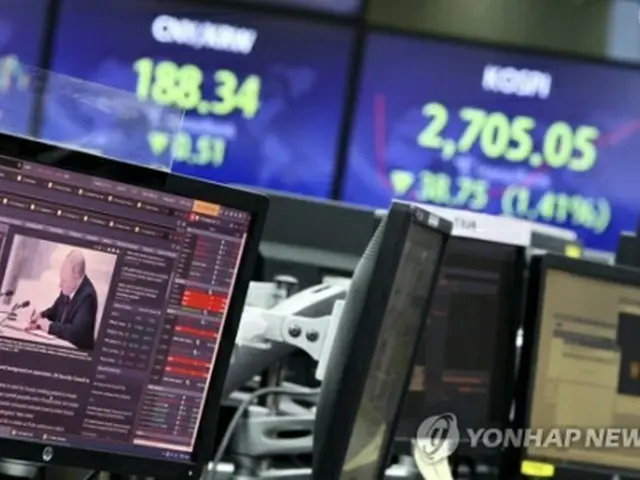 ハナ銀行本店のディーリングルーム＝２２日、ソウル（聯合ニュース）