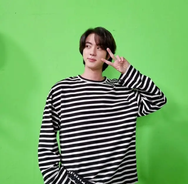 「BTS（防弾少年団）」のメンバー・JINがCGのような美貌で視線を集めた（画像提供:wowkorea）