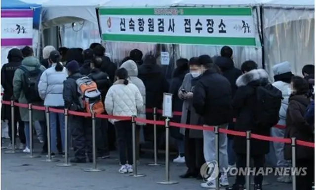 ソウル駅に設置されている新型コロナの検査所で順番を待つ市民たち＝２２日、ソウル（聯合ニュース）