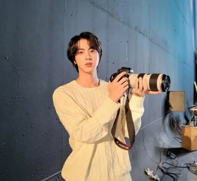 グループ「BTS（防弾少年団）」メンバーJINが卓越したビジュアルを誇った。（画像提供:wowkorea）