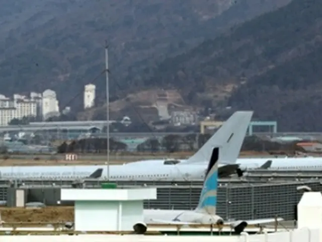 韓国国防部はウクライナでの有事の際、現地に滞在する国民の移送を支援するため、軍の輸送機などを投入できるよう準備態勢を維持する方針だ。金海空港にある空軍の空中給油機ＫＣ３３０＝２３日、釜山（聯合ニュース）