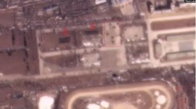 ＶＯＡが２４日に配信した軍事パレード訓練場を撮影した衛星画像。兵力（赤い長方形の中）と車両（赤い矢印）が集結している（ＶＯＡホームページより）＝（聯合ニュース）≪転載・転用禁止≫