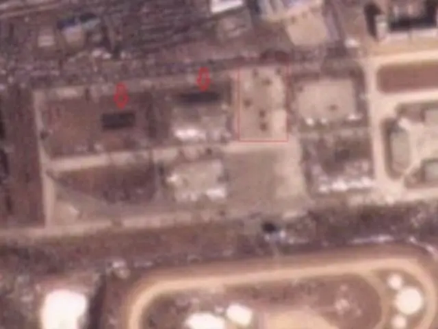 ＶＯＡが２４日に配信した軍事パレード訓練場を撮影した衛星画像。兵力（赤い長方形の中）と車両（赤い矢印）が集結している（ＶＯＡホームページより）＝（聯合ニュース）≪転載・転用禁止≫