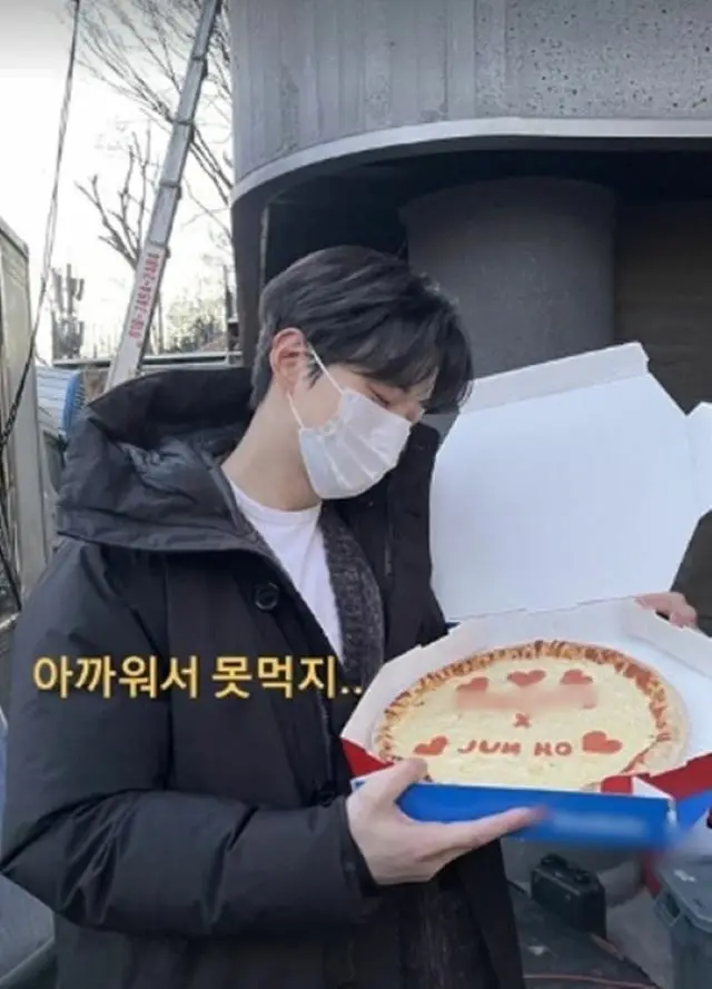 ジュノ（2PM）、「もったいなくて…」ピザを見つめるまなざしにも胸キュン？（画像提供:wowkorea）