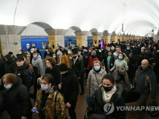 キエフの地下鉄駅は荷物を手にした市民で混雑している＝24日、キエフ（AFP＝聯合ニュース）