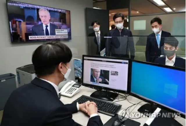 政府が運営する輸出規制相談窓口「ロシアデスク」を視察する産業通商資源部の呂翰九（ヨ・ハング）通商交渉本部長（右から3人目）＝24日、ソウル（聯合ニュース）