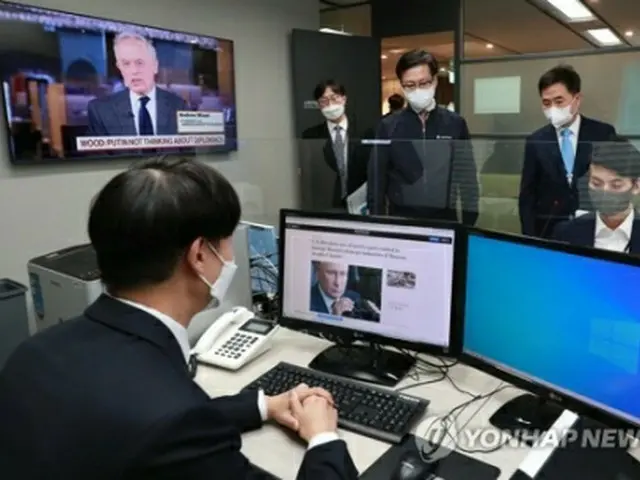 政府が運営する輸出規制相談窓口「ロシアデスク」を視察する産業通商資源部の呂翰九（ヨ・ハング）通商交渉本部長（右から3人目）＝24日、ソウル（聯合ニュース）