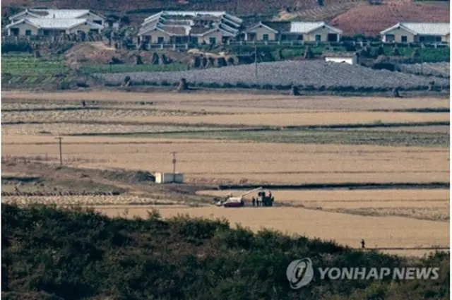 昨秋、南北軍事境界線に近い京畿道・坡州の烏頭山統一展望台から望む北朝鮮の田畑＝（聯合ニュース）