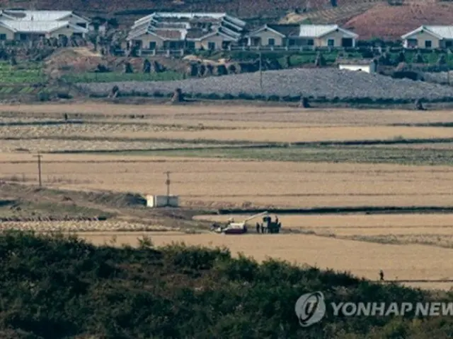 昨秋、南北軍事境界線に近い京畿道・坡州の烏頭山統一展望台から望む北朝鮮の田畑＝（聯合ニュース）