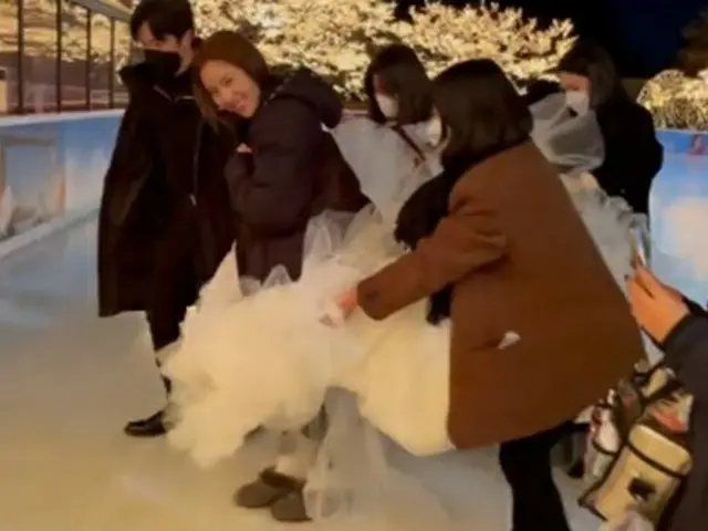 “結婚発表” ソン・ダムビ、ウェディンググラビア撮影のビハインドカット公開「寒くても幸せ」（画像提供:wowkorea）