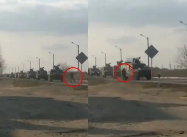 「決して通過させない」ロシアの軍用車両を全身で防いだウクライナ市民（画像提供:wowkorea）