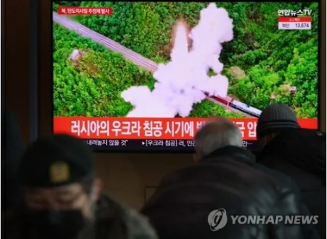 ソウル駅のテレビで北朝鮮のミサイル発射を報じるニュースをみる市民＝２７日、（聯合ニュース）