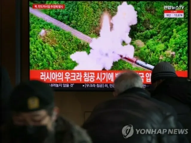 ソウル駅のテレビで北朝鮮のミサイル発射を報じるニュースをみる市民＝２７日、（聯合ニュース）