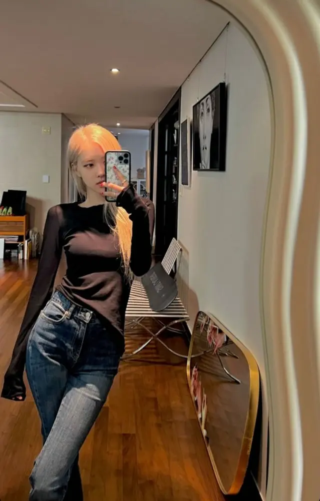 ROSE（BLACKPINK）、全身鏡に写ったスレンダースタイル（画像提供:wowkorea）