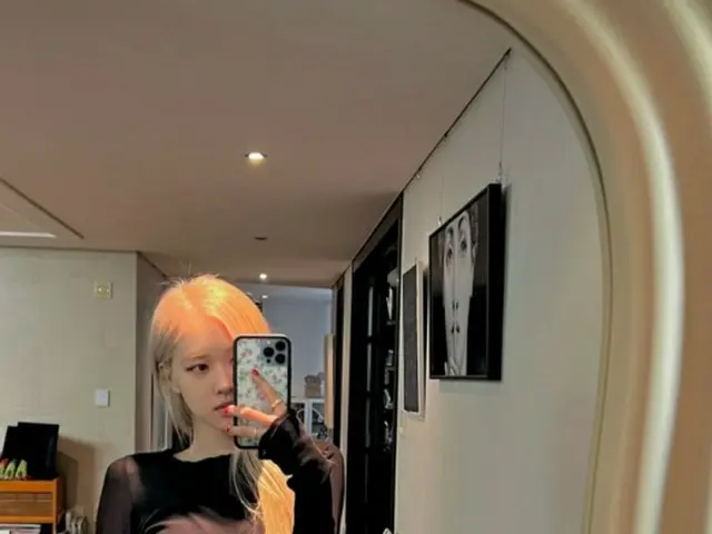 ROSE（BLACKPINK）、全身鏡に写ったスレンダースタイル（画像提供:wowkorea）