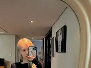 ROSE（BLACKPINK）、全身鏡に写ったスレンダースタイル
