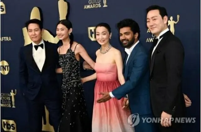 イ・ジョンジェ（左端）、チョン・ホヨン（左から2人目）など「イカゲーム」の出演者が全米映画俳優組合賞の授賞式に出席した＝27日、サンタモニカ（AFP＝聯合ニュース）