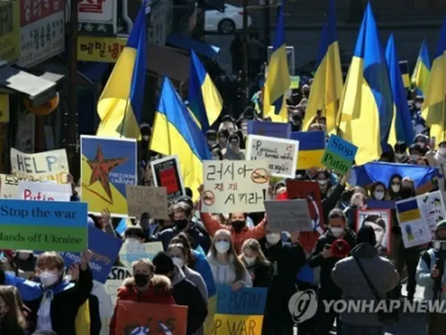 韓国・ソウルのロシア大使館付近で２７日、ロシアのウクライナ侵攻に抗議する在韓ウクライナ人らの行進が行われた＝（聯合ニュース）