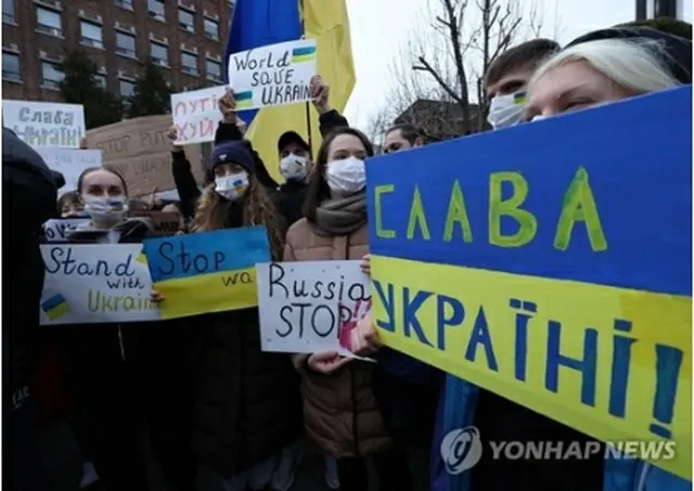 ソウルの在韓ロシア大使館付近で、在韓ウクライナ人がロシアによるウクライナ侵攻の中止と平和的解決を求める会見を行った（資料写真）＝２８日、ソウル（聯合ニュース）