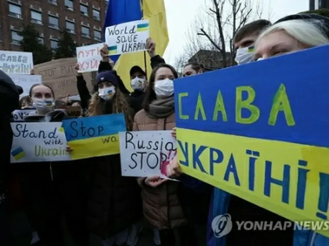ソウルの在韓ロシア大使館付近で、在韓ウクライナ人がロシアによるウクライナ侵攻の中止と平和的解決を求める会見を行った（資料写真）＝２８日、ソウル（聯合ニュース）