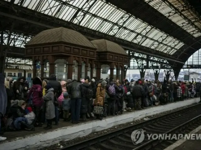 ウクライナ西部の都市、リビウの駅で列車を待つ避難民＝２７日、リビウ（ＡＰ＝聯合ニュース）